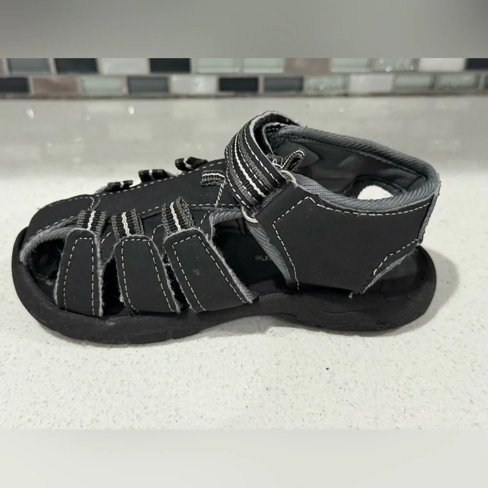 Bundle of 2 items /Kids Outdoor Sandals/Black & Blue and Green/boy size 6